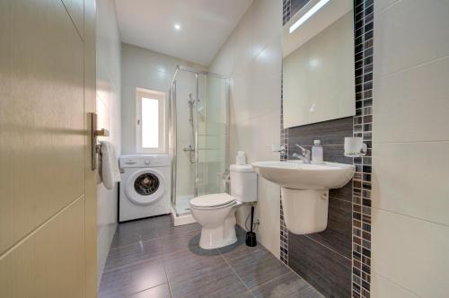 Un baño de Sapphire Residences - Apartments & Penthouse In Central Sliema By Shortletsmalta