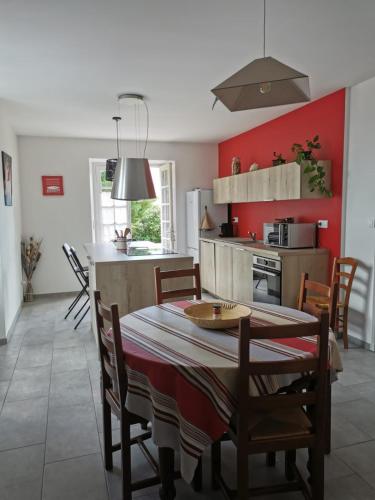 une cuisine et une salle à manger avec une table et des chaises dans l'établissement Logement calme et authentique à Espelette, à Espelette