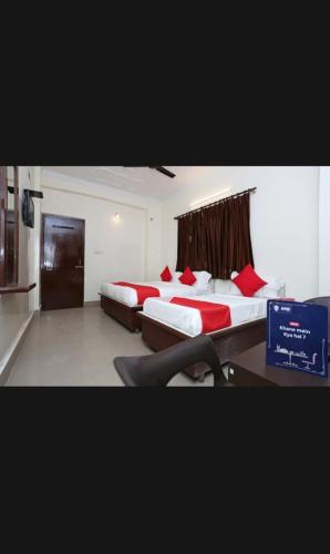 Postel nebo postele na pokoji v ubytování Hotel Best stay haridwar by Shiva Palace