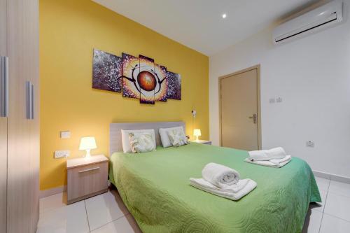 Una cama o camas en una habitación de Sapphire Residences - Apartments & Penthouse In Central Sliema By Shortletsmalta