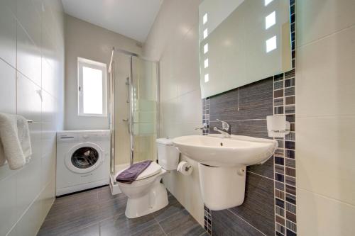 Un baño de Sapphire Residences - Apartments & Penthouse In Central Sliema By Shortletsmalta