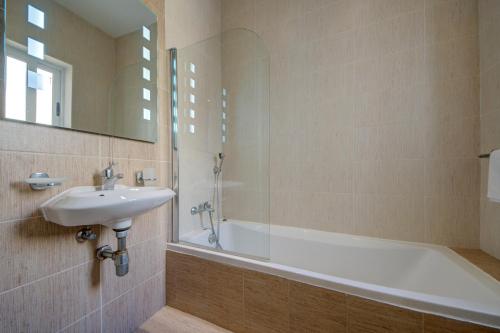 Un baño de Sapphire Residences - Apartments & Penthouse In Central Sliema By Shortletsmalta