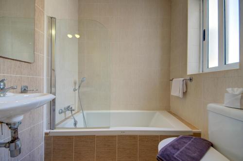 Un baño de Sapphire Residences - Apartments & Penthouse In Central Sliema By Shortletsmalta