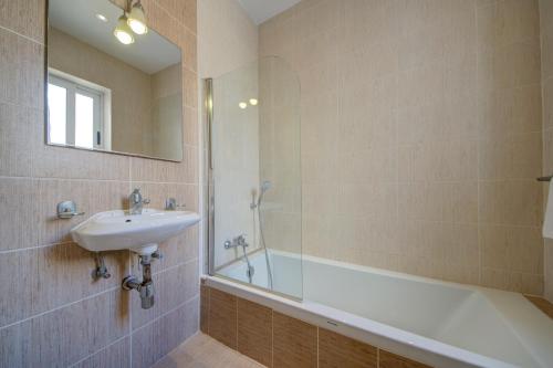 Un baño de Sapphire Residences - Apartments & Penthouse In Central Sliema By Shortletsmalta