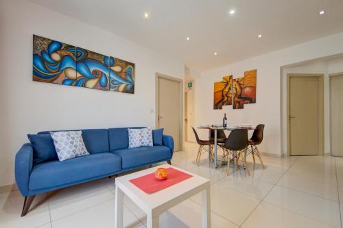Un lugar para sentarse en Sapphire Residences - Apartments & Penthouse In Central Sliema By Shortletsmalta