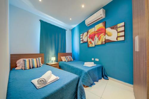 Una cama o camas en una habitación de Sapphire Residences - Apartments & Penthouse In Central Sliema By Shortletsmalta