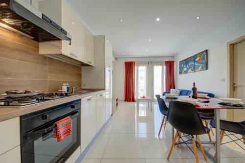 Una cocina o kitchenette en Sapphire Residences - Apartments & Penthouse In Central Sliema By Shortletsmalta