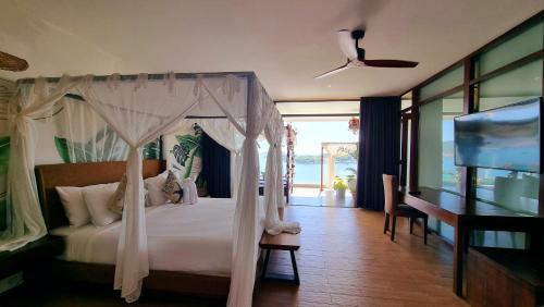 sypialnia z łóżkiem z moskitierą w obiekcie Promotion Early Booker, Sea Paradise Villa 6 Bedrooms, Infinity Pool, Karaoke, Sauna & BBQ w mieście Nha Trang