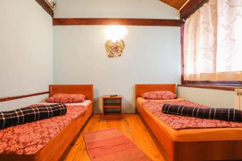 um quarto com duas camas e uma mesa em Pansion Sebilj em Sarajevo