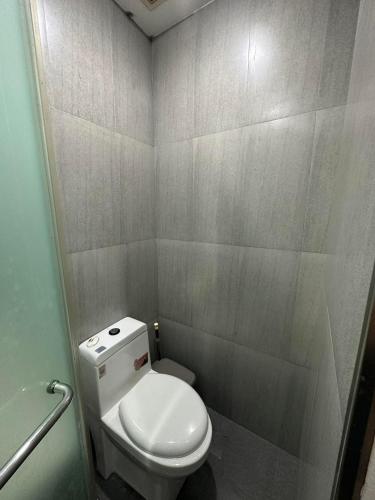 a small bathroom with a toilet in a room at D'University in Manila