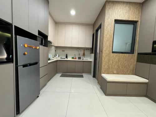 uma grande cozinha com pisos em azulejo branco e armários brancos em Dangabay 2bedroom Seaview Luxury Design Unit em Johor Bahru