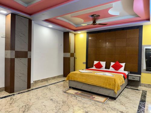 a bedroom with a bed and a ceiling at Hotel Nalanda City in Nalanda