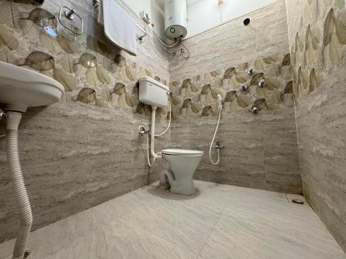 a bathroom with a toilet and a sink at Hotel Nalanda City in Nalanda