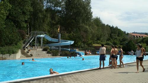 eine Gruppe von Personen in einem Schwimmbad in der Unterkunft Weißer Stein Jonsdorf in Kurort Jonsdorf