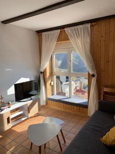 uma sala de estar com um sofá e uma janela em Estudio con vistas y garaje gratuito em Sierra Nevada