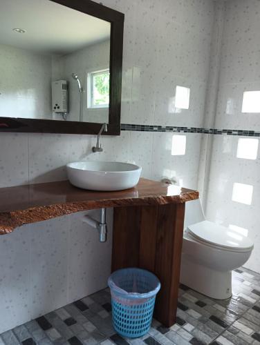 a bathroom with a sink and a toilet at Kohjum Freedom Resort in Ko Jum