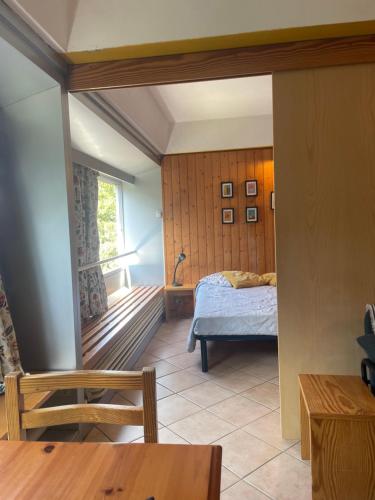 1 dormitorio con 1 cama y balcón en Sole Alto Marilleva en Mezzana