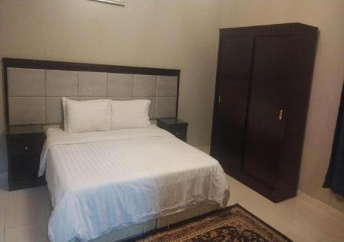 نجمة الحسناء في جدة: غرفة نوم مع سرير كبير وخزانة