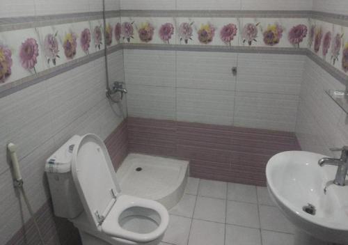 a bathroom with a toilet and a sink at نجمة الحسناء in Jeddah