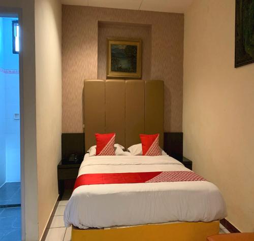 A bed or beds in a room at OYO 93404 Penginapan Fauziah Syariah