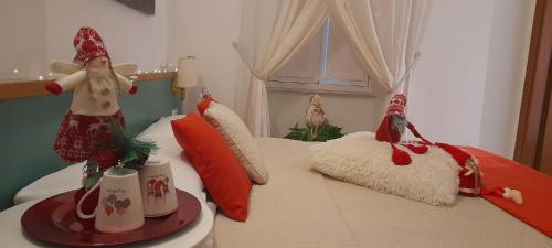 ein Schlafzimmer mit einem Bett mit Weihnachtsdekoration darauf in der Unterkunft Hotel Castelfidardo in Rom