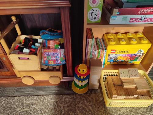 a toy room with a toy truck and a shelf with toys at スキー場まで15分ー最大10人ーお餅つきー流しそうめんー花火ー五右衛門風呂ー心と身体が元気になる古民家民泊ーオモテナシロッジ悠遊 in Nakafurano
