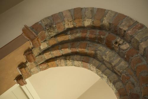 an old brick archway over a doorway at Hotel Sesmones in Lodi