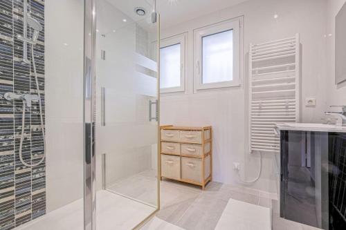 une salle de bain avec une douche en verre et un lavabo dans l'établissement Maison proche Disney/Parking gratuit, à Mareuil-lès-Meaux