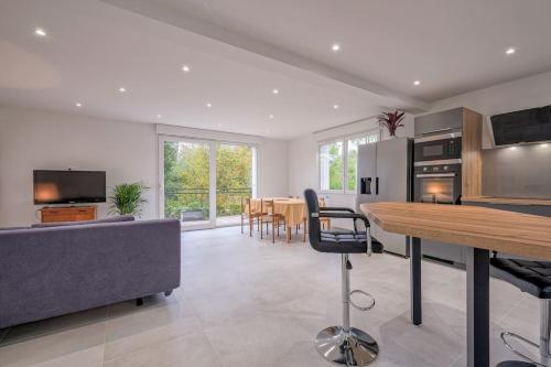 une cuisine et un salon avec un canapé et une table dans l'établissement Maison proche Disney/Parking gratuit, à Mareuil-lès-Meaux