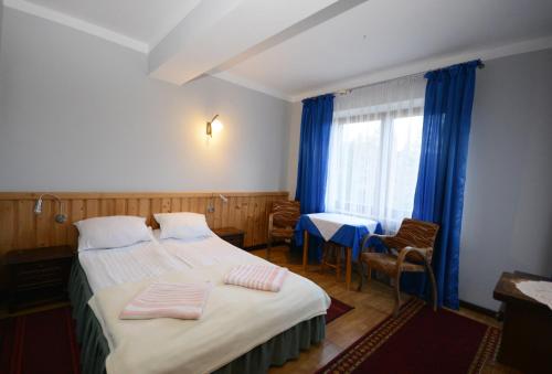 ビャウカにあるDom Wypoczynkowy Podhalankaのベッド2台と窓が備わるホテルルームです。
