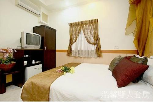 花蓮市的住宿－花蓮海濱民宿，一间酒店客房,配有一张床和一台电视