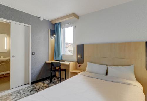 Postelja oz. postelje v sobi nastanitve B&B HOTEL Montluçon Centre