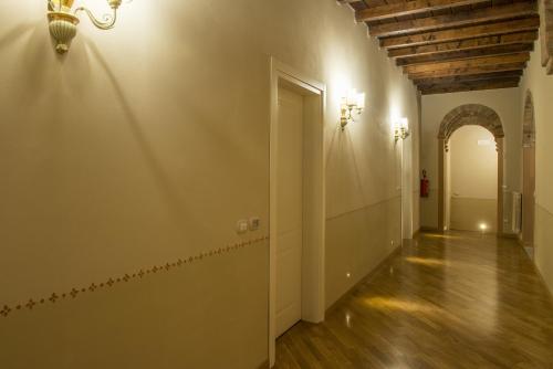 an empty hallway with a door and an archway at Hotel Sesmones in Lodi