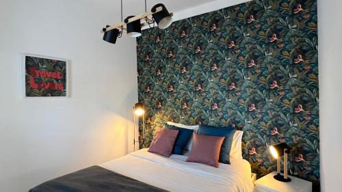 a bedroom with a bed with a floral wallpaper at Chalet do Descanso in Sintra