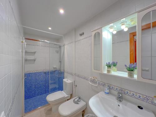 een badkamer met een toilet, een wastafel en een douche bij Vivalidays Angels - Blanes - Costa Brava in Blanes
