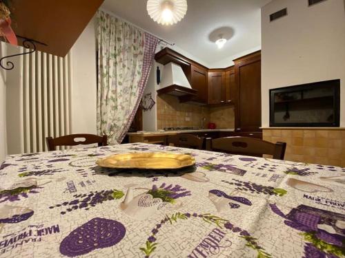 uma mesa com uma toalha de mesa em cima em Pietracamela em Pietracamela