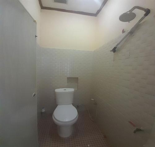 棉蘭的住宿－OYO 93417 Homestay Bunga Rinte Syariah，一间位于客房内的白色卫生间的浴室