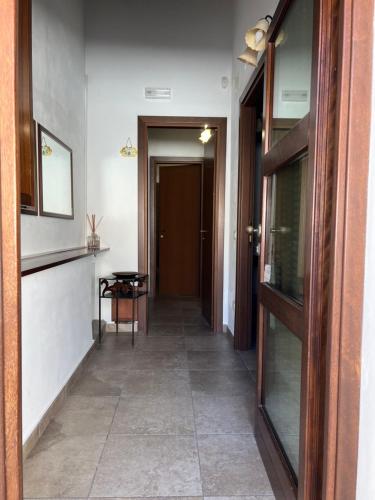 um corredor com uma porta que leva a um quarto em Residenza Le Ginestre em Bovino