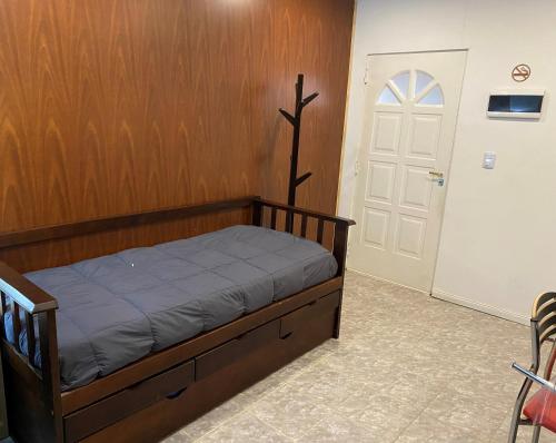- une chambre avec un lit et une porte blanche dans l'établissement Descanso Río Grande, à Río Grande