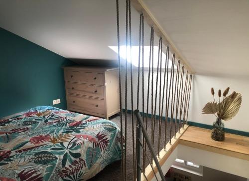 - une chambre avec un lit et une rampe d'escalier dans l'établissement Appartements coeur de ville de Vichy, à Vichy