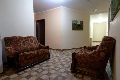 a living room with a couch and a chair at Pensiunea Marinela in Sighetu Marmaţiei