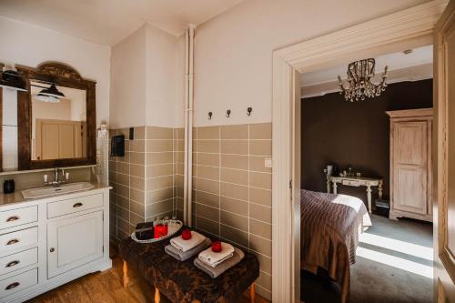 uma casa de banho com um chuveiro, um lavatório e um espelho. em B&B Roosendaelhof em Geel