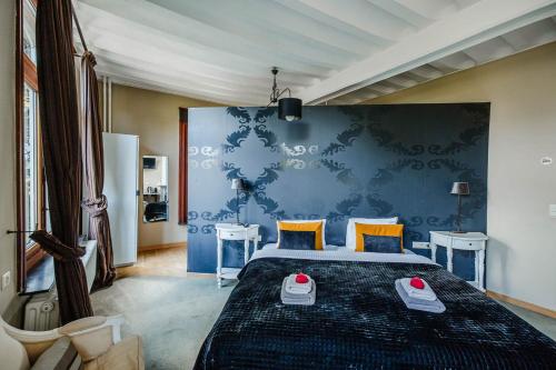 um quarto com uma cama e uma parede azul em B&B Roosendaelhof em Geel