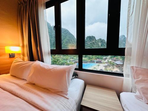 ein Hotelzimmer mit einem Bett und einem großen Fenster in der Unterkunft Hygge Living@Sunway Onsen in Tambun