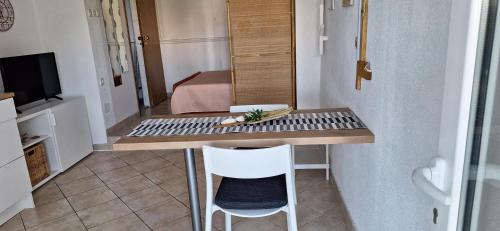 a small room with a table and a chair at Apartments Mory in Kornić