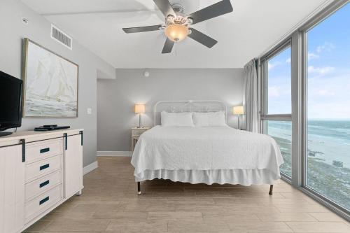 um quarto com uma cama e uma ventoinha de tecto em Perdido Towers East 801 em Perdido Key