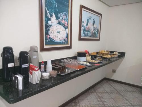 een aanrecht met een hoop voedsel erop bij Hotel Itália in Araguari