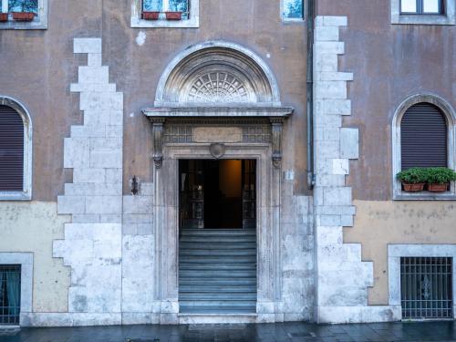 an entrance to a building with a door and stairs at Alto Apartment in Rome