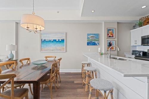 Dapur atau dapur kecil di Regency Isle Penthouse 1106