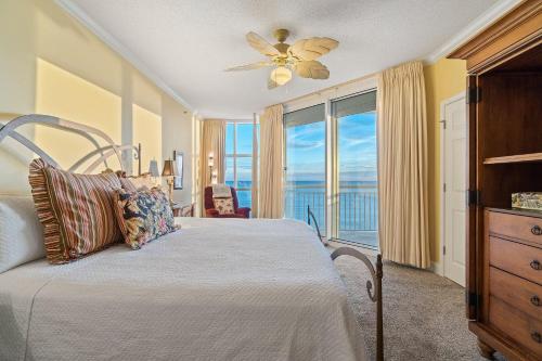 een slaapkamer met een bed en uitzicht op de oceaan bij Palacio 602 in Perdido Key